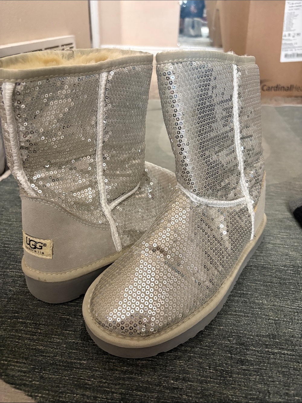 UGG Sequin Short Boot - Silver sheepskin tagged wmns 9 basically new ✨🐑